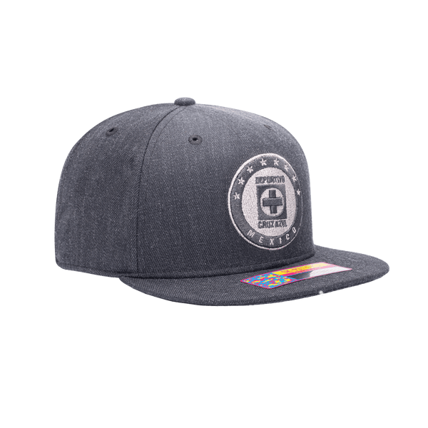 Side view of the Cruz Azul Platinum Snapback with high crown, flat peak, and snapback closure, in grey